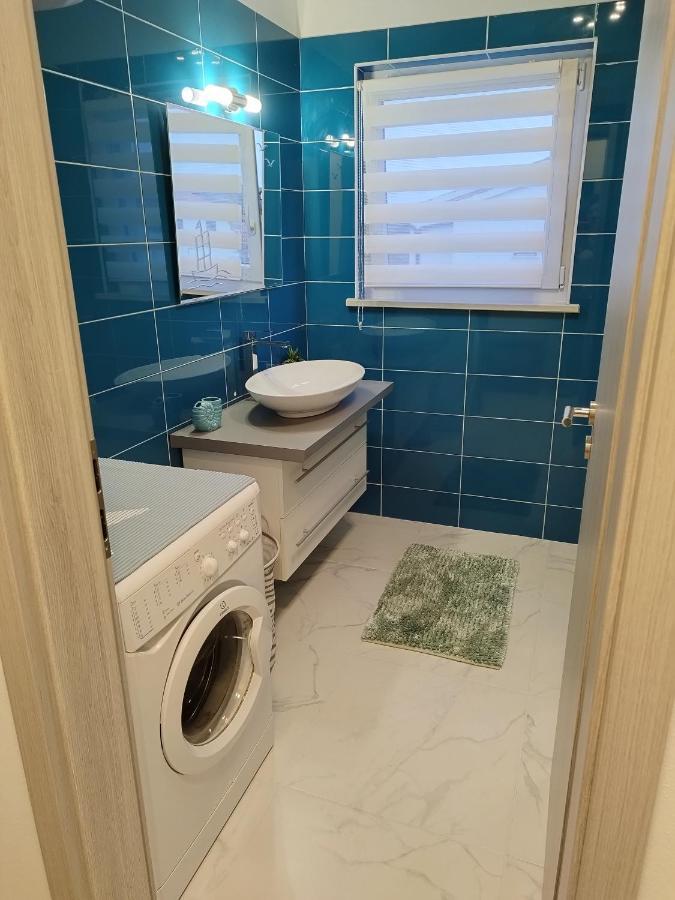 Tonis Apartment Buje Luaran gambar