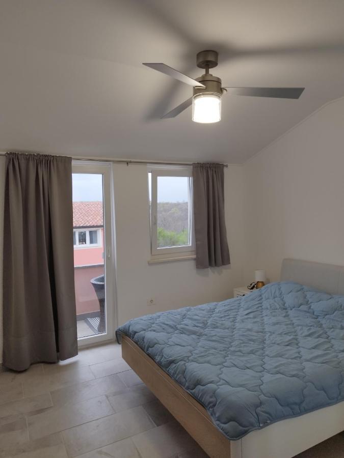 Tonis Apartment Buje Luaran gambar