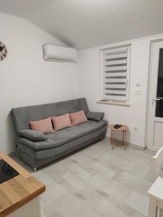 Tonis Apartment Buje Luaran gambar