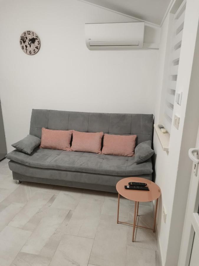Tonis Apartment Buje Luaran gambar