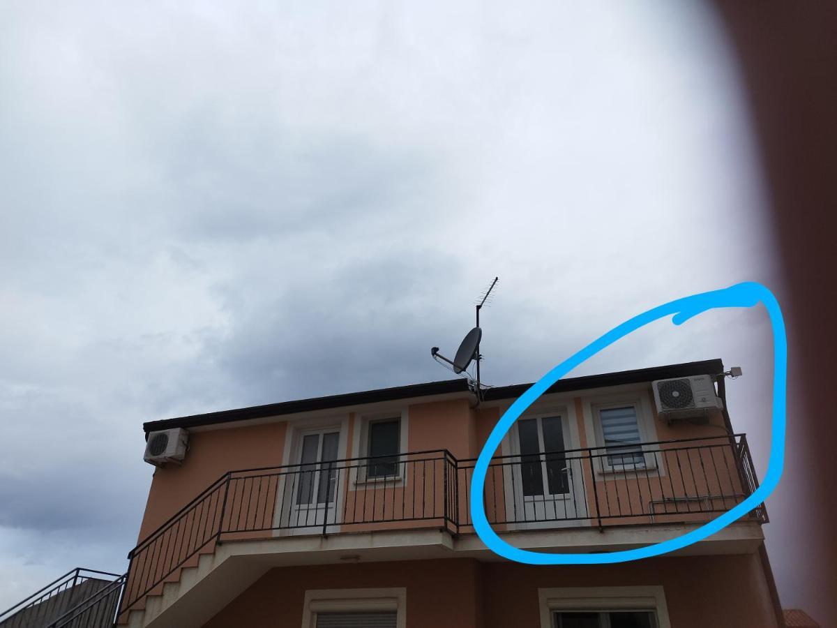 Tonis Apartment Buje Luaran gambar