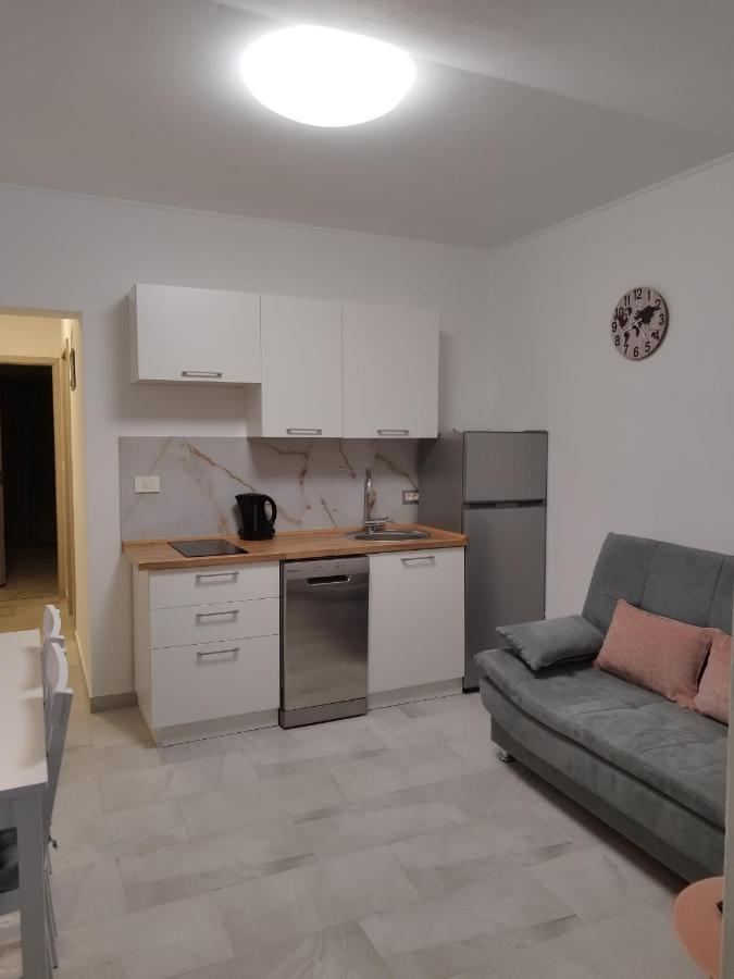 Tonis Apartment Buje Luaran gambar